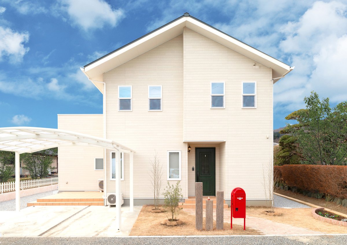 北欧風のかわいい三角屋根の外観。クリーム色の外壁があたたかみのある雰囲気に。
