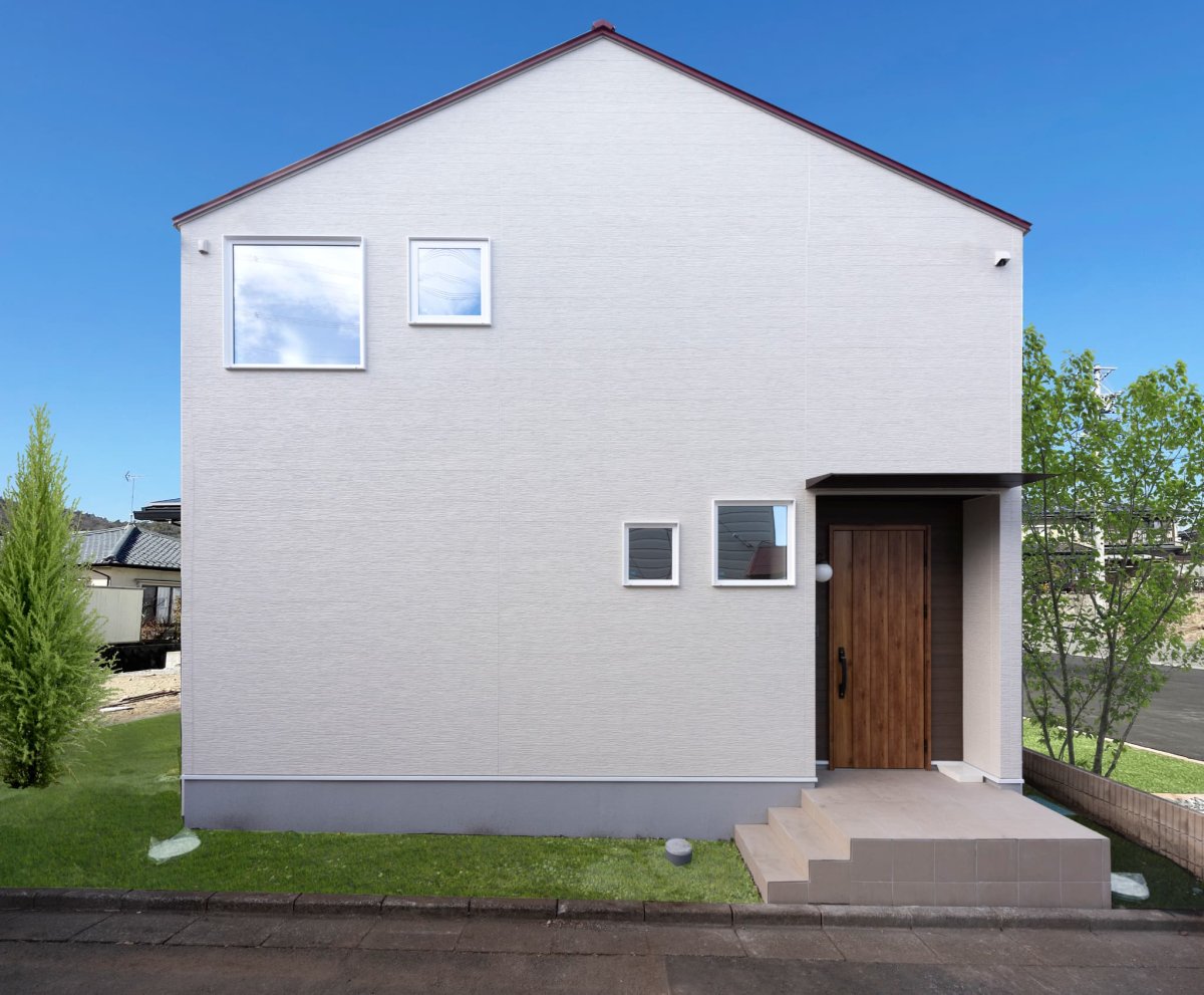 ホワイトを基調とした三角屋根のお家。木目調の玄関ドアがアクセントに。外からの視線に配慮しながらも、大小様々なサイズの窓枠を取り入れ、採光もしっかりとれるよう設計。 おしゃれさ・機能性を兼ね備えた外観